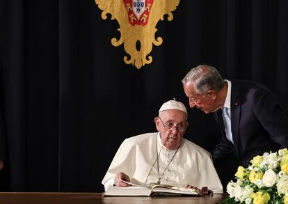 El papa Francisco junto al presidente de Portugal, Marcelo Rebelo de Sousa, firma el libro de honor, el miércoles en el Palacio de Belém, en Lisboa.
