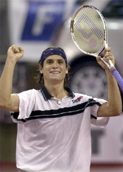 David Ferrer celebra su victoria sobre Àlex Corretja.