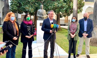 El secretario general del PSOE-A, Juan Espadas, en el centro, junto a los portavoces de su grupo en el Parlamento andaluz. / PSOE-A