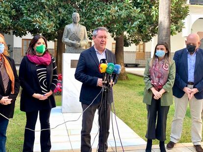 El secretario general del PSOE-A, Juan Espadas, en el centro, junto a los portavoces de su grupo en el Parlamento andaluz. / PSOE-A