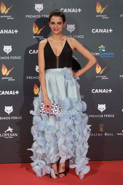 Macarena Gómez arriesgo una vez más en la alfombra roja con este vestido de Jorge Vázquez.