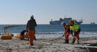 Empleados de Orange Marine trabajan en la instalación del cable submarino entre Singapur y Francia, en marzo de 2016.