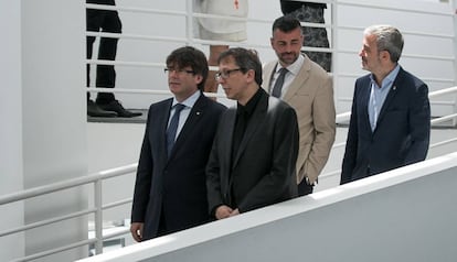 Carles Puigdemont i Ferran Barenblit, seguits de Santi Vila i Jaume Collboni durant la celebració dels 30 anys de la Fundació Macba.