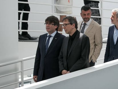 Carles Puigdemont i Ferran Barenblit, seguits de Santi Vila i Jaume Collboni durant la celebració dels 30 anys de la Fundació Macba.