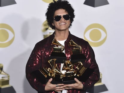 El músico estadounidense Bruno Mars posa con sus seis premios Grammy, con los que se ha convertido en el protagonista de la ceremonia.