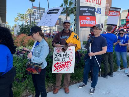 Escritores y miembros del Sindicato de Guionistas de Estados Unidos se manifiestan el martes contra sus precarias condiciones laborales, en Los Ángeles, California (EE UU).  Al grito de "¡Sin contrato no hay guiones!", miles de escritores salieron a las calles de Los Ángeles y Nueva York en el primer día de huelga del Sindicato de Guionistas de Estados Unidos (WGA, en inglés), que mantendrá paralizada la industria audiovisual indefinidamente.