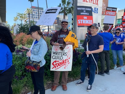 Escritores y miembros del Sindicato de Guionistas de Estados Unidos se manifiestan contra sus precarias condiciones laborales, en Los Ángeles.
