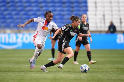 Mariona Caldentey conduce el balón ante la presión de Melchie Dumornay en la vuelta de las semifinales de Champions ante el Lyon el pasado 27 de abril.