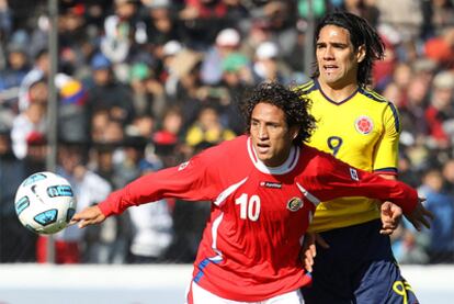 Brenes y Falco pelean por un balón durante el Costa Rica-Colombia.