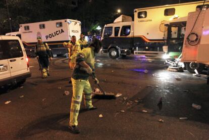 Empleados del Selur limpian la calle tras la celebración de la Copa del Rey en Cibeles, que dejó 19,5 toneladas de basura.