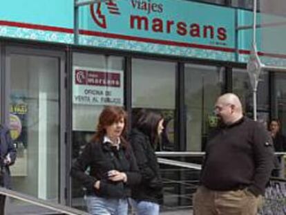 Trabajadores de Marsans a las puertas de la sede del grupo en Madrid.