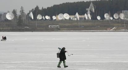 Un pescador camina ante el centro de comunicación espacial de Zheleznogorsk, en 2014.