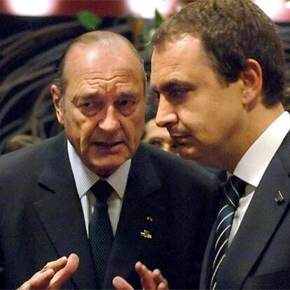 El presidente francés, Jacques Chirac, dialoga con Rodríguez Zapatero antes de la cumbre de la UE.