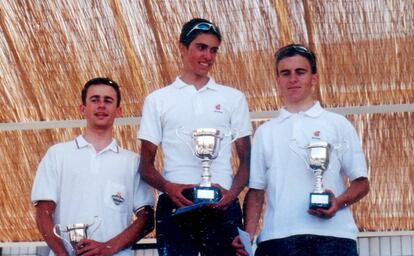 El ciclista español, Alberto Contador (centro), en el podio de una carrera ganada en Colmenarejo en 2000.