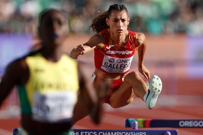 AMDEP4136. EUGENE (ESTADOS UNIDOS), 20/07/2022.- La española Sara Gallego cruza la meta hoy, en 400m vallas femenino en los Campeonatos mundiales de atletismo que se realizan en el estadio Hayward Field en Eugene (EE.UU.). EFE/ Alberto Estevez