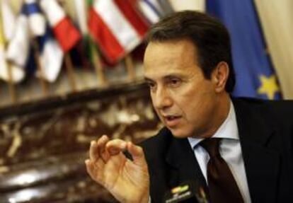 El secretario general de la Asociación Europea de Cámaras de Comercio e Industria (EUROCHAMBRES), Arnaldo Abruzzini, habla el 23 de enero de 2013, durante la presentación de la IV Cumbre Empresarial Celac-UE.