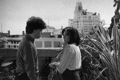 Pedro Almodóvar y Carmen Maura, en 1987 durante el rodaje de <i>Mujeres al borde de un ataque de nervios.</i>