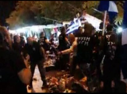 Captura del v&iacute;deo que muestra a los neonazis griegos durante la agresi&oacute;n.