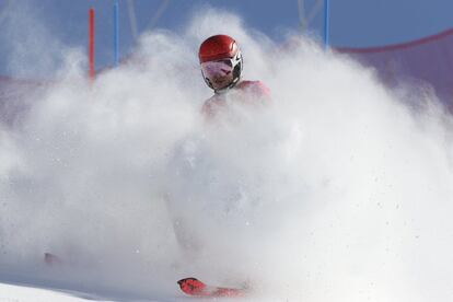 Un deportista envuelto en nieve antes de la primera carrera de slalom masculino, el 16 de febrero.