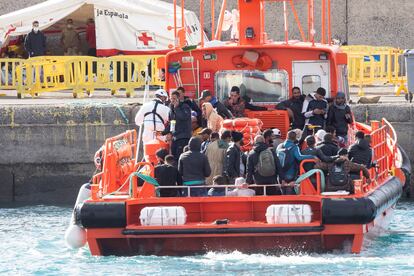 El grupo de Salvamar Menkalinan traslada a los ocupantes de dos pateras al puerto de Arguineguín, en Gran Canaria el 26 de noviembre.