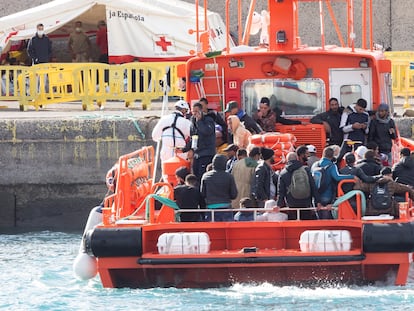 El grupo de Salvamar Menkalinan traslada a los ocupantes de dos pateras al puerto de Arguineguín, en Gran Canaria el 26 de noviembre.