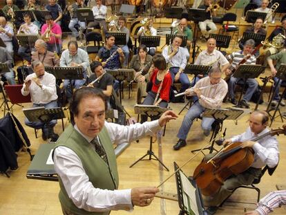 Enrique García Asensio, durante un ensayo al frente de la Banda Sinfónica Municipal de Madrid.