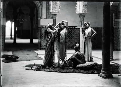 Alcázar de Sevilla. Escena orientalista, ca. 1900