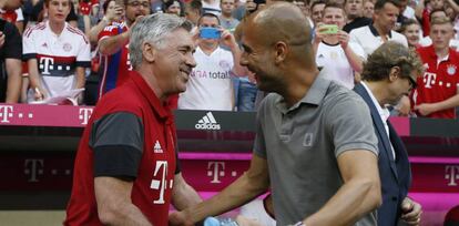 Ancelotti e Guardiola se cumprimentam.