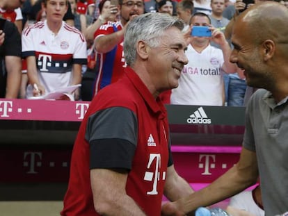 Ancelotti e Guardiola se cumprimentam.