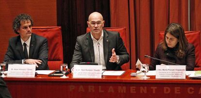 Raul Romeva junto al secretario general de su departamento Aleix Villatoro y la presidenta de la comisión Marta Pascal.