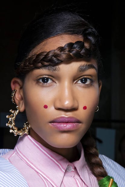 Una opción de trenzas vistas en el desfile de Stella Jean para esta temporada primavera-verano.