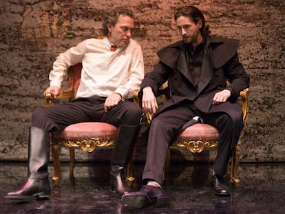 Jose Coronado y Juan Diego Botto (a la derecha), en una escena de <i>Hamlet.</i>