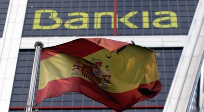 En la imagen, una bandera espa&ntilde;ola que ondea delante de la sede de Bankia en Madrid (Espa&ntilde;a). EFE/Archivo