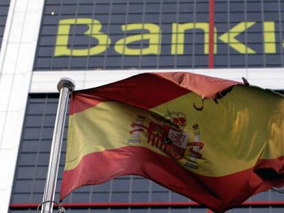 En la imagen, una bandera espa&ntilde;ola que ondea delante de la sede de Bankia en Madrid (Espa&ntilde;a). EFE/Archivo