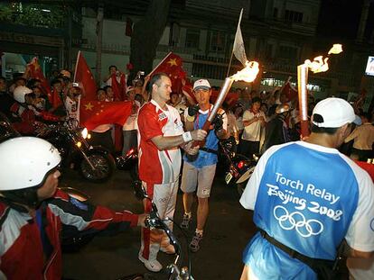 Un atleta toma el relevo de la antorcha olímpica en Ciudad Ho Chi Minh.
