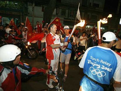 Un atleta toma el relevo de la antorcha olímpica en Ciudad Ho Chi Minh.