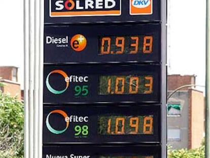 Cartel de una gasolinera en Madrid, ayer, anunciando los precios.