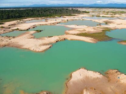 Vista aérea de la deforestación causada en la Amazonia peruana por la minería ilegal este mes. 