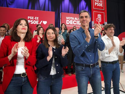 El presidente del Gobierno, Pedro Sánchez (centro), apoya en un acto electoral al candidato a lehendakari del PSE, Eneko Andueza (con camisa blanca), este sábado en Vitoria.