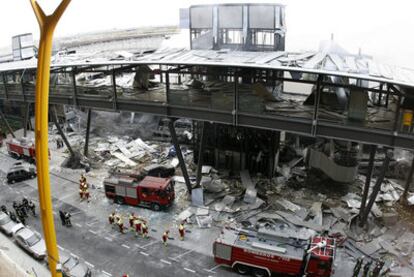 Estado en que quedó el aparcamiento de la T-4 de Barajas.