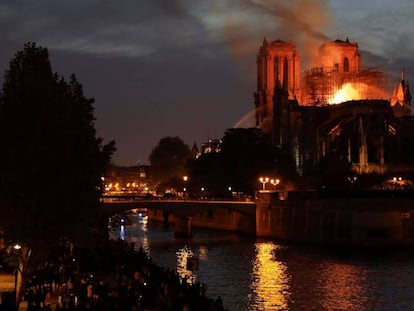 FOTOGALERÍA | Notre Dame, seis meses después. En la imagen, la noche del incendio.
