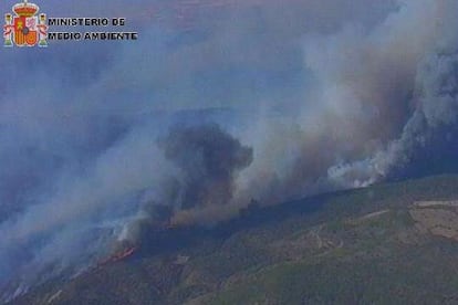 La imagen facilitada por el Ministerio de Medio Ambiente y tomada por un avión ACO muestra la enorme humareda visible desde el aire el sábado a las 19.06 del incendio de Riba de Saelices, que ha calcinado más de 12.000 hectáreas y costó la vida a 11 personas.