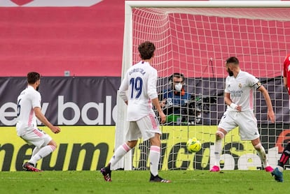 Nacho remata en la acción del gol del Real Madrid.