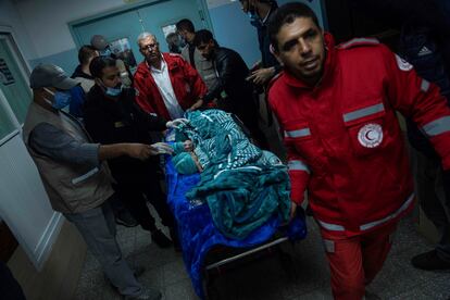 Los médicos preparan a los bebés prematuros para el traslado del hospital de Shifa, en Gaza, con destino otro hospital de la Franja en la ciudad de Rafah. 
