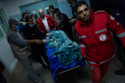 Los médicos preparan a los bebés prematuros para el traslado del hospital de Shifa, en Gaza, con destino otro hospital de la Franja en la ciudad de Rafah.
