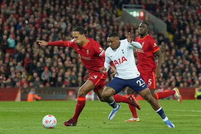 Virgil van Dijk ante Bergwijn, en el duelo entre el Liverpool y el Tottenham.