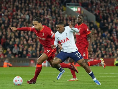 Virgil van Dijk ante Bergwijn, en el duelo entre el Liverpool y el Tottenham.