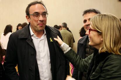 Josep Rull y Elsa Arcadi tras una reunión de Junts per Catalunya en el Museu del Vi de Vilafranca del Penedès.