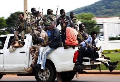 Combatientes del movimiento rebelde Séléka en una calle de Bangui, República Centroafricana, 5 de diciembre de 2013. Al menos 23 personas han muerto y 64 han resultado heridas en los enfrentamientos registrados este jueves en Bangui entre combatientes del movimiento rebelde Séléka y milicianos leales al expresidente François Bozizé.