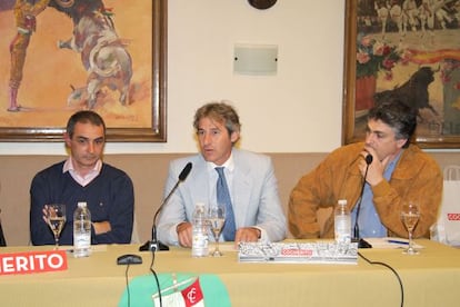 Iñigo Lizarralde, José Ignacio Sánchez y Álvaro Suso, de izquierda a derecha en el Club Cocherito.